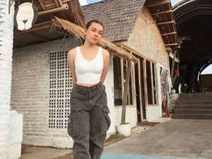 5 Potret Dosma Hazenbosch, Pesinetron Berdarah Belanda yang Selalu Dapat Peran Antagonis 5 Potret Dosma Hazenbosch, Pesinetron Berdarah Belanda yang Selalu Dapat Peran Antagonis