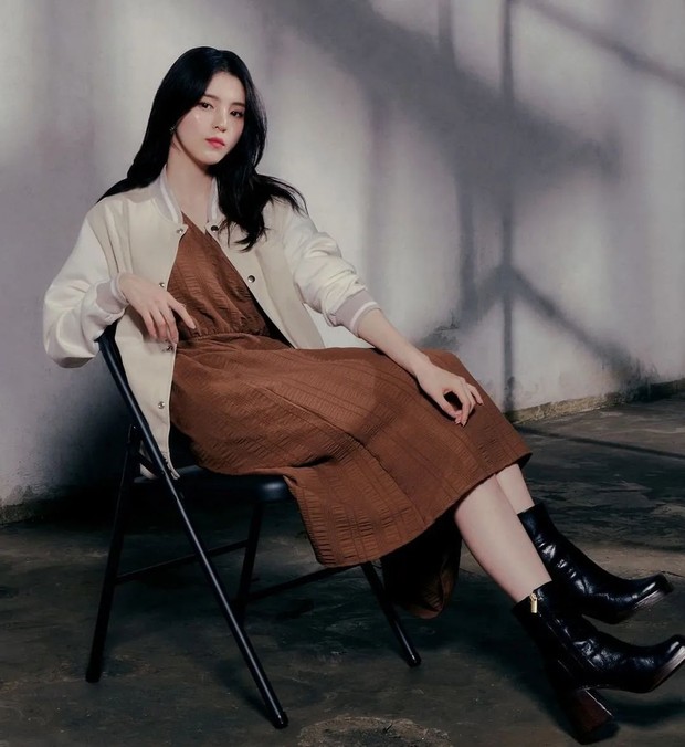 Elegan dalam Balutan Dress Cokelat dan Jaket. Foto Instagram: Han So Hee