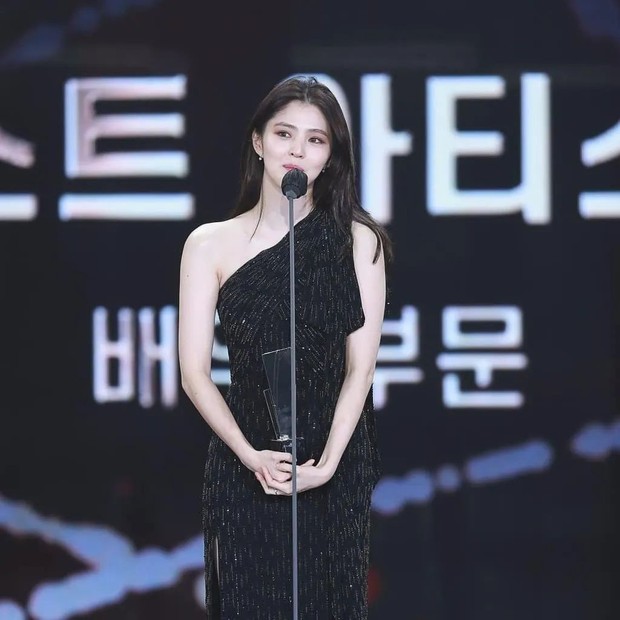 Feminin dengan Balutan One Shoulder Dress. Foto Instagram: Han So Hee