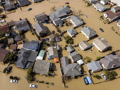 Foto Udara Banjir California Imbas Cuaca Buruk-Tanggul Jebol