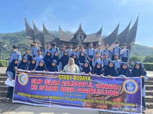 Gembira Tamasya Sejarah di Istano Basa Pagaruyung Gembira Tamasya Sejarah di Istano Basa Pagaruyung