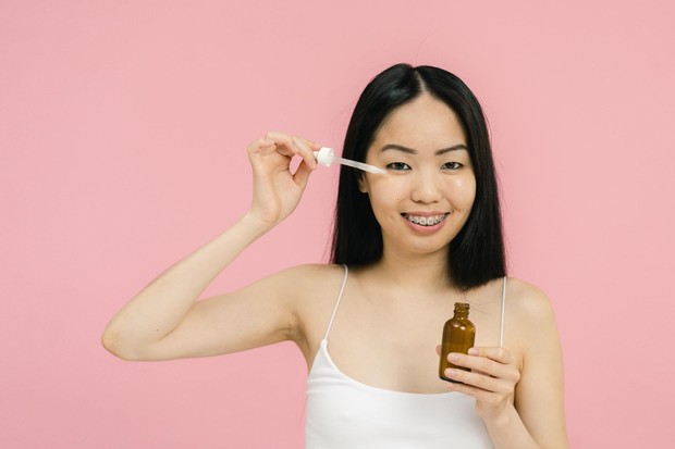 Gunakan produk dengan retinol / Foto: pexels.com/Shvets Production