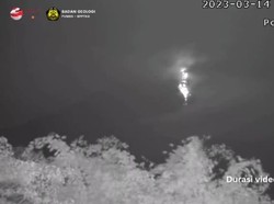 Gunung Merapi Kembali Luncurkan Awan Panas Selasa Malam