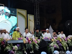 HUT Pemkab Gresik, Lautan Jemaah Selawatan Bareng Habib Syech-Gus Yani