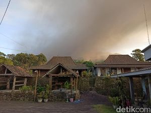 Hujan Abu Gunung Merapi Guyur Sidorejo-Balerante Klaten Pagi Ini
