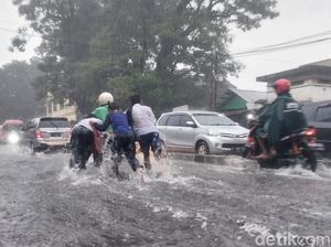 Motor-motor Mogok Terabas Banjir di Kota Malang Saat Hujan Deras