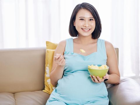 Ilustrasi Ibu Hamil Makan