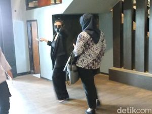 Penampakan Istri Wahyu Kenzo Penuhi Panggilan Polisi soal Robot Trading Penampakan Istri Wahyu Kenzo Penuhi Panggilan Polisi soal Robot Trading