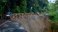 Tergerus Longsor, Jalur Padang Pariaman-Agam Dibangun Jembatan Darurat