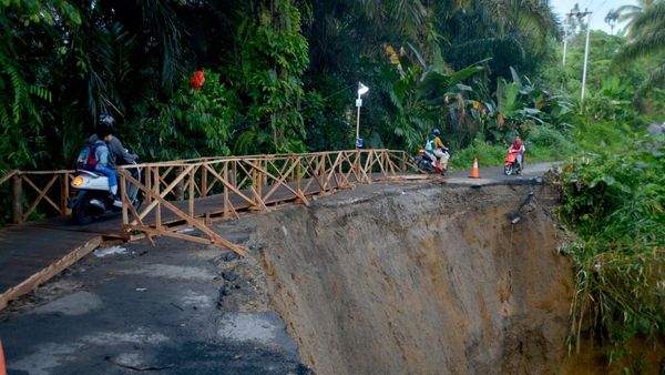 Tergerus Longsor, Jalur Padang Pariaman-Agam Dibangun Jembatan Darurat