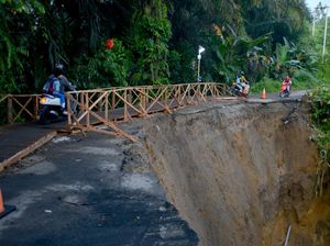 Tergerus Longsor, Jalur Padang Pariaman-Agam Dibangun Jembatan Darurat