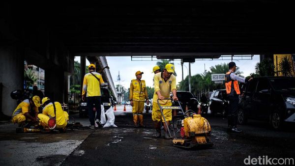 Jalan Rusak di Depan PIM Jaksel Mulai Ditambal, Begini Prosesnya