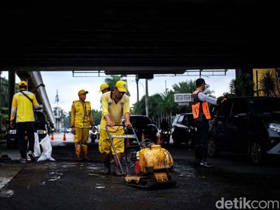 Jalan Rusak di Depan PIM Jaksel Mulai Ditambal, Begini Prosesnya