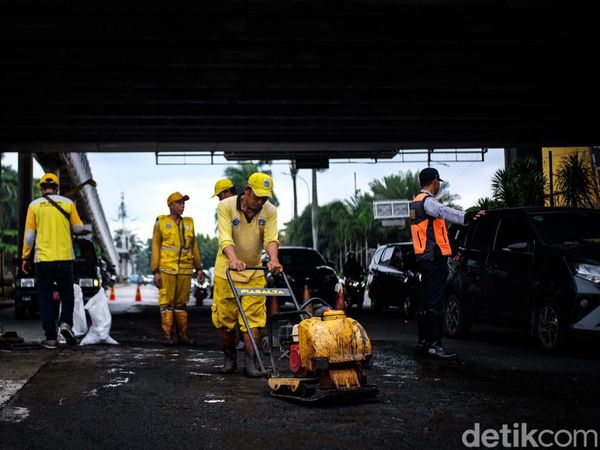 Jalan Rusak di Depan PIM Jaksel Mulai Ditambal, Begini Prosesnya