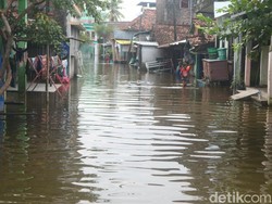 Banjir di Jati Wetan Kudus Belum Ada Tanda Surut, Jalanan Berlumut-Air Hitam