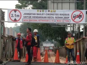 Sempat Amblas, Jembatan Cikereteg Kini Cuma Bisa Dilalui Motor Sempat Amblas, Jembatan Cikereteg Kini Cuma Bisa Dilalui Motor