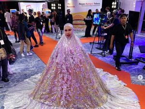 Foto: Jutawan Viral Pakai Mukena Jumbo ke Red Carpet, Dituding Lecehkan Agama Foto: Jutawan Viral Pakai Mukena Jumbo ke Red Carpet, Dituding Lecehkan Agama