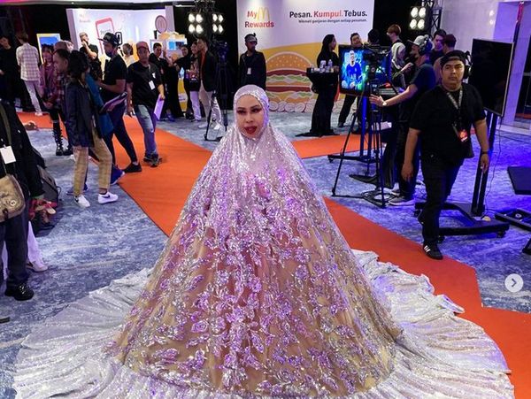 Foto: Jutawan Viral Pakai Mukena Jumbo ke Red Carpet, Dituding Lecehkan Agama