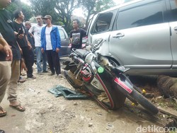 Truk Tangki BBM Tabrak 4 Mobil-2 Motor di Pandeglang, 2 Orang Luka