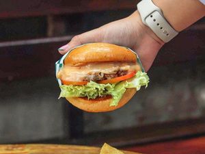 6 Kedai Hotdog dan Burger yang Bikin Ngiler di Surabaya