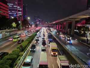 Massa Demo di DPR Belum Bubar, Simak Titik Macet Jakarta Malam Ini