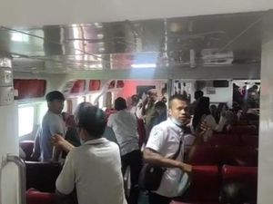 Kapal Rute Raha-Kendari Kandas Usai Tabrak Karang, Penumpang Panik Kapal Rute Raha-Kendari Kandas Usai Tabrak Karang, Penumpang Panik