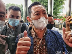 Kepala Bea Cukai Makassar Tunjukkan Cincin Biru Mewahnya: Ini dari Kiai