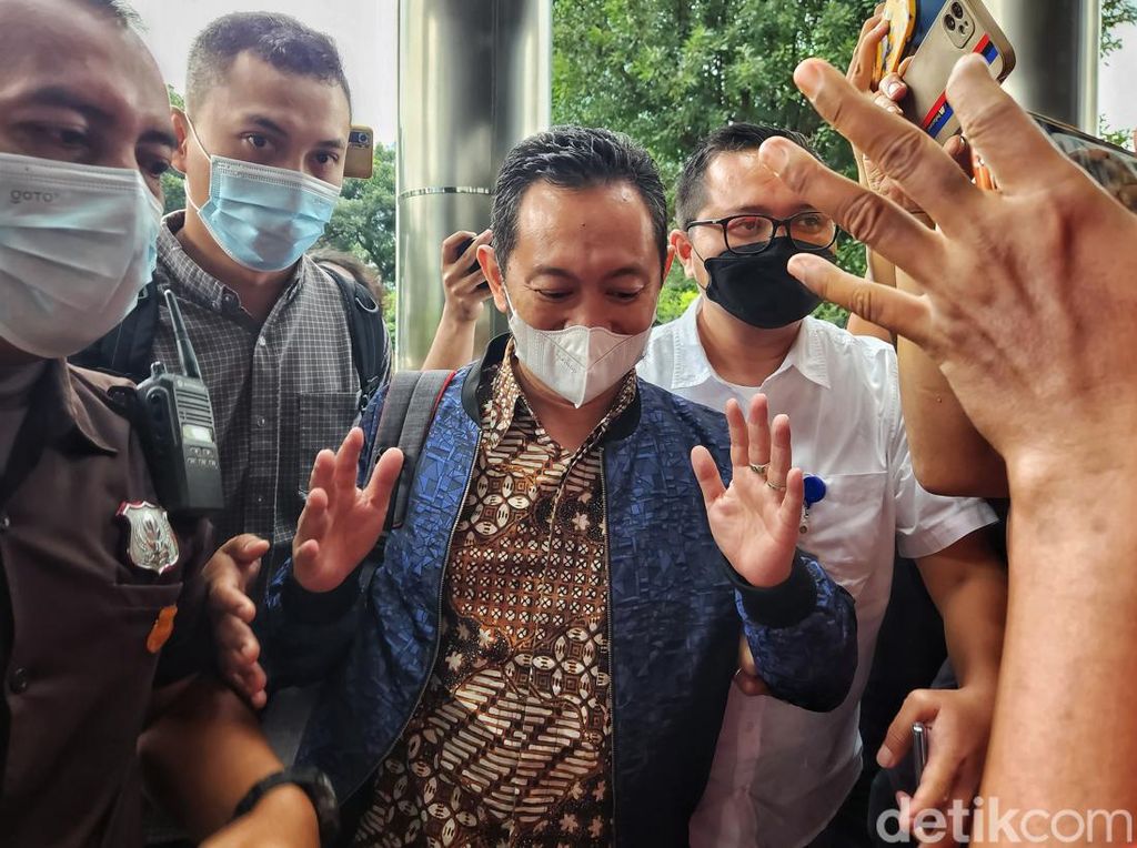 Momen Kepala Bea Cukai Makassar Tiba di KPK Untuk Klarifikasi LHKPN
