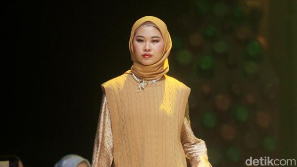 8 Koleksi Busana Lebaran 2023 Karya Jenahara, Blouse Hingga Tunik Warna Bold