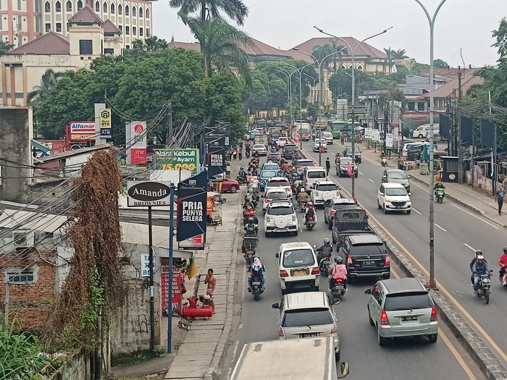 Ciputat Tangsel Arah Jakarta Macet, Warga Minta Jalan Dilebarkan