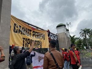 Massa Aksi Tolak Perppu Ciptaker Geser Kawat Duri, Panjat Gerbang DPR Massa Aksi Tolak Perppu Ciptaker Geser Kawat Duri, Panjat Gerbang DPR