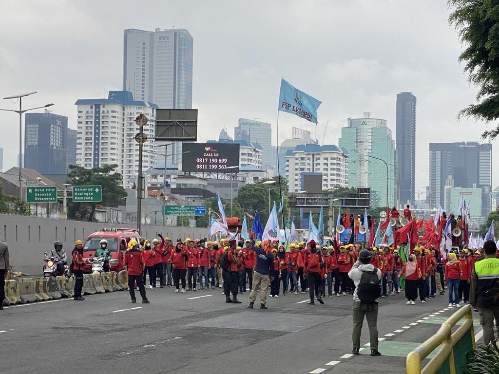 Massa Buruh Tolak Perppu Ciptaker Long March ke DPR, Lalin Arah Slipi Macet