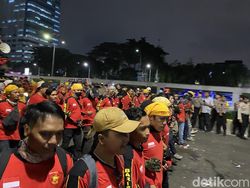 Massa Demo Buruh di DPR Bubar, Tinggalkan Coretan Cacian