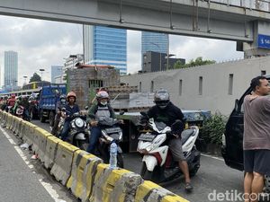 Massa Buruh Masih Demo di Depan DPR Sore Ini, Jalan Sekitar Macet