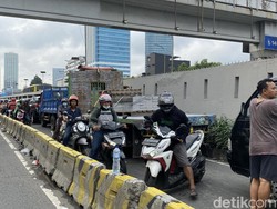 Massa Buruh Masih Demo di Depan DPR Sore Ini, Jalan Sekitar Macet