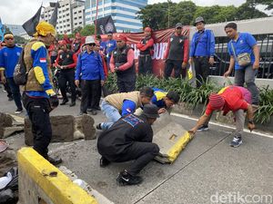 Massa Demo di DPR Blokade Busway Pakai Separator, Lalin Dialihkan Massa Demo di DPR Blokade Busway Pakai Separator, Lalin Dialihkan