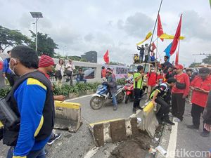 Massa di DPR Bongkar Beton Pembatas Lalu Tutup Jalur TransJ, Pengendara Stuck Massa di DPR Bongkar Beton Pembatas Lalu Tutup Jalur TransJ, Pengendara Stuck