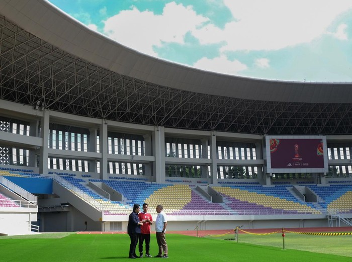 Menpora Zainudin Amali (kanan) bersama Ketua Umum PSSI Erick Thohir (kiri) dan Wali Kota Solo Gibran Rakabuming Raka (tengah) meninjau kesiapan Stadion Manahan Solo di Jawa Tengah, Minggu (12/3/2023). Stadion Manahan dipersiapkan menjadi salah satu venue gelaran akbar Piala Dunia U-20 2023 di Indonesia. ANTARAFOTO/Maulana Surya/rwa.