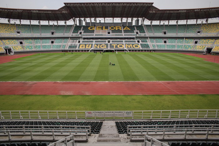 Pekerja melakukan perawatan rumput lapangan Stadion Gelora Bung Tomo di Surabaya, Jawa Timur, Senin (13/3/2023). Perbaikan sejumlah fasilitas agar sesuai standar FIFA di stadion itu dalam rangka persiapan penyelenggaraan Piala Dunia U-20 di stadion itu pada Mei mendatang. ANTARA FOTO/Rizal Hanafi/Zk/aww.