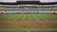 Stadion Gelora Bung Tomo merupakan stadion yang terletak di Surabaya, Jawa Timur. Stadion ini memiliki kapasitas 45 ribu penonton. Stadion Gelora Bung Tomo didirikan pada 1 Januari 2008 dan dibuka pada 6 Agustus 2010. Kini Stadion Gelora Bung Tomo menjadi home base dari klub Liga 1 Persebaya Surabaya. (ANTARA FOTO/Rizal Hanafi)  