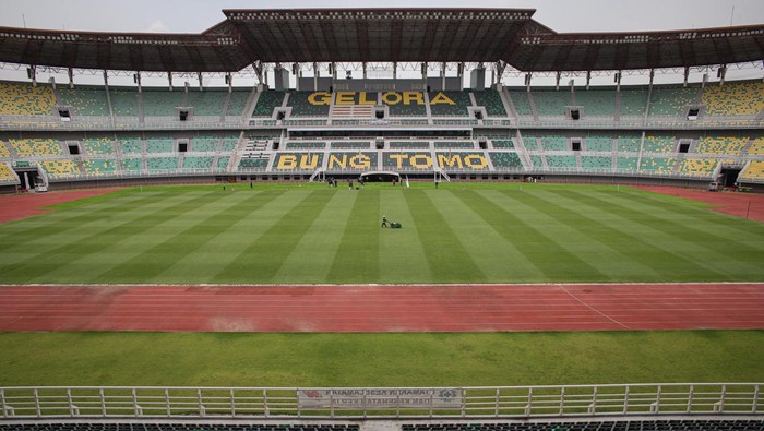Pekerja melakukan perawatan rumput lapangan Stadion Gelora Bung Tomo di Surabaya, Jawa Timur, Senin (13/3/2023). Perbaikan sejumlah fasilitas agar sesuai standar FIFA di stadion itu dalam rangka persiapan penyelenggaraan Piala Dunia U-20 di stadion itu pada Mei mendatang. ANTARA FOTO/Rizal Hanafi/Zk/aww.