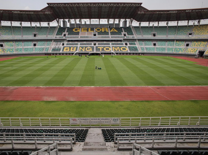 Pekerja melakukan perawatan rumput lapangan Stadion Gelora Bung Tomo di Surabaya, Jawa Timur, Senin (13/3/2023). Perbaikan sejumlah fasilitas agar sesuai standar FIFA di stadion itu dalam rangka persiapan penyelenggaraan Piala Dunia U-20 di stadion itu pada Mei mendatang. ANTARA FOTO/Rizal Hanafi/Zk/aww.