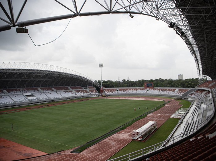 Pekerja melakukan penyulaman rumput stadion Gelora Sriwijaya Jakabaring (GSJ) yang diperuntukkan untuk venue Piala Dunia U-20 2023 di Jakabaring Sport City (JSC), Palembang, Sumatera Selatan, Kamis (9/3/2023). Perbaikan fasilitas Stadion Gelora Sriwijaya yang meliputi penyulaman rumput stadion, persiapan lapangan latihan dan perbaikan sejumlah hal minor lainnya ditargetkan selesai pada awal Mei 2023. ANTARA FOTO/Nova Wahyudi/aww.