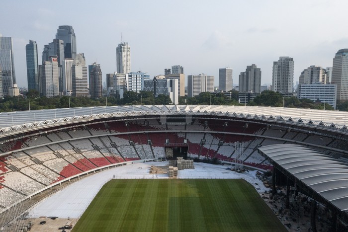Sejumlah pekerja membongkar panggung usai dipakai konser girl band Korea Selatan, Blackpink saat adanya peninjauan Ketua PSSI Erick Thohir di Stadion Utama Gelora Bung Karno (SUGBK), Senayan, Jakarta, Senin (13/3/2023). Pemerintah dan PSSI meninjau stadion yang akan digunakan dalam Piala Dunia U-20 Indonesia 2023 untuk mengevaluasi kekurangan-kekurangan yang sebelumnya telah disampaikan oleh FIFA. ANTARA FOTO/M Risyal Hidayat