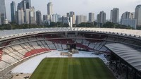 Sejumlah pekerja membongkar panggung usai dipakai konser girl band Korea Selatan, Blackpink saat adanya peninjauan Ketua PSSI Erick Thohir di Stadion Utama Gelora Bung Karno (SUGBK), Senayan, Jakarta, Senin (13/3/2023). Pemerintah dan PSSI meninjau stadion yang akan digunakan dalam Piala Dunia U-20 Indonesia 2023 untuk mengevaluasi kekurangan-kekurangan yang sebelumnya telah disampaikan oleh FIFA. ANTARA FOTO/M Risyal Hidayat  