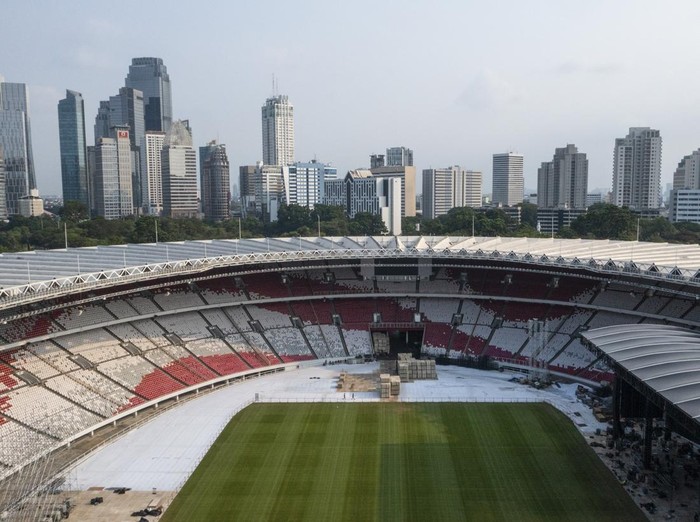 Sejumlah pekerja membongkar panggung usai dipakai konser girl band Korea Selatan, Blackpink saat adanya peninjauan Ketua PSSI Erick Thohir di Stadion Utama Gelora Bung Karno (SUGBK), Senayan, Jakarta, Senin (13/3/2023). Pemerintah dan PSSI meninjau stadion yang akan digunakan dalam Piala Dunia U-20 Indonesia 2023 untuk mengevaluasi kekurangan-kekurangan yang sebelumnya telah disampaikan oleh FIFA. ANTARA FOTO/M Risyal Hidayat
