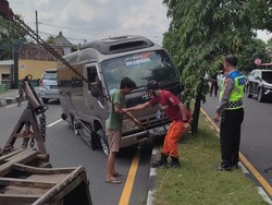 Ban Pecah, Minibus Lompati Pembatas Jalan-Tubruk Pohon di Gamping Sleman