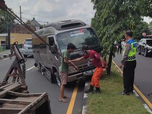 Ban Pecah, Minibus Lompati Pembatas Jalan-Tubruk Pohon di Gamping Sleman Ban Pecah, Minibus Lompati Pembatas Jalan-Tubruk Pohon di Gamping Sleman