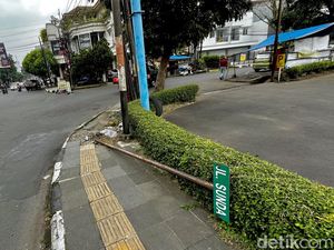 Waduh! Tiang Penanda Jalan Sunda Bandung Rubuh