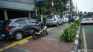 Nestapa Jalur Tunanetra di Jakarta, Nabrak Tiang-Diserobot Pedagang